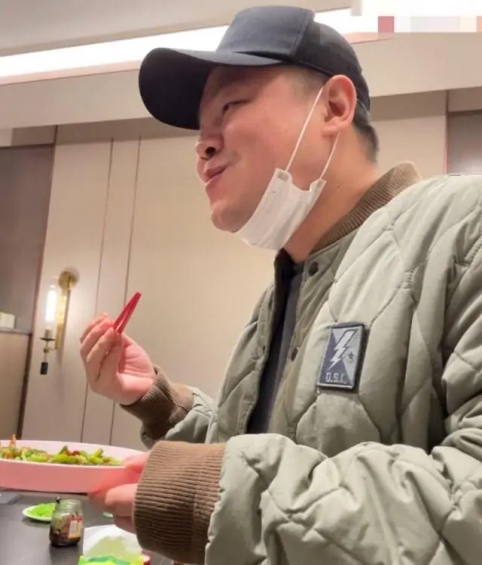 岳云鹏晒女儿近照，7岁已会做菜！网友：和爸爸长得一模一样休闲区蓝鸢梦想 - Www.slyday.coM