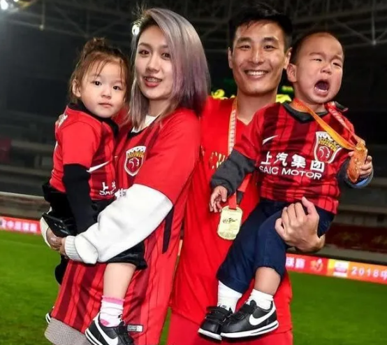 足坛人生赢家武磊,梅开二度助国足绝杀越南,还娶了个美女妻子