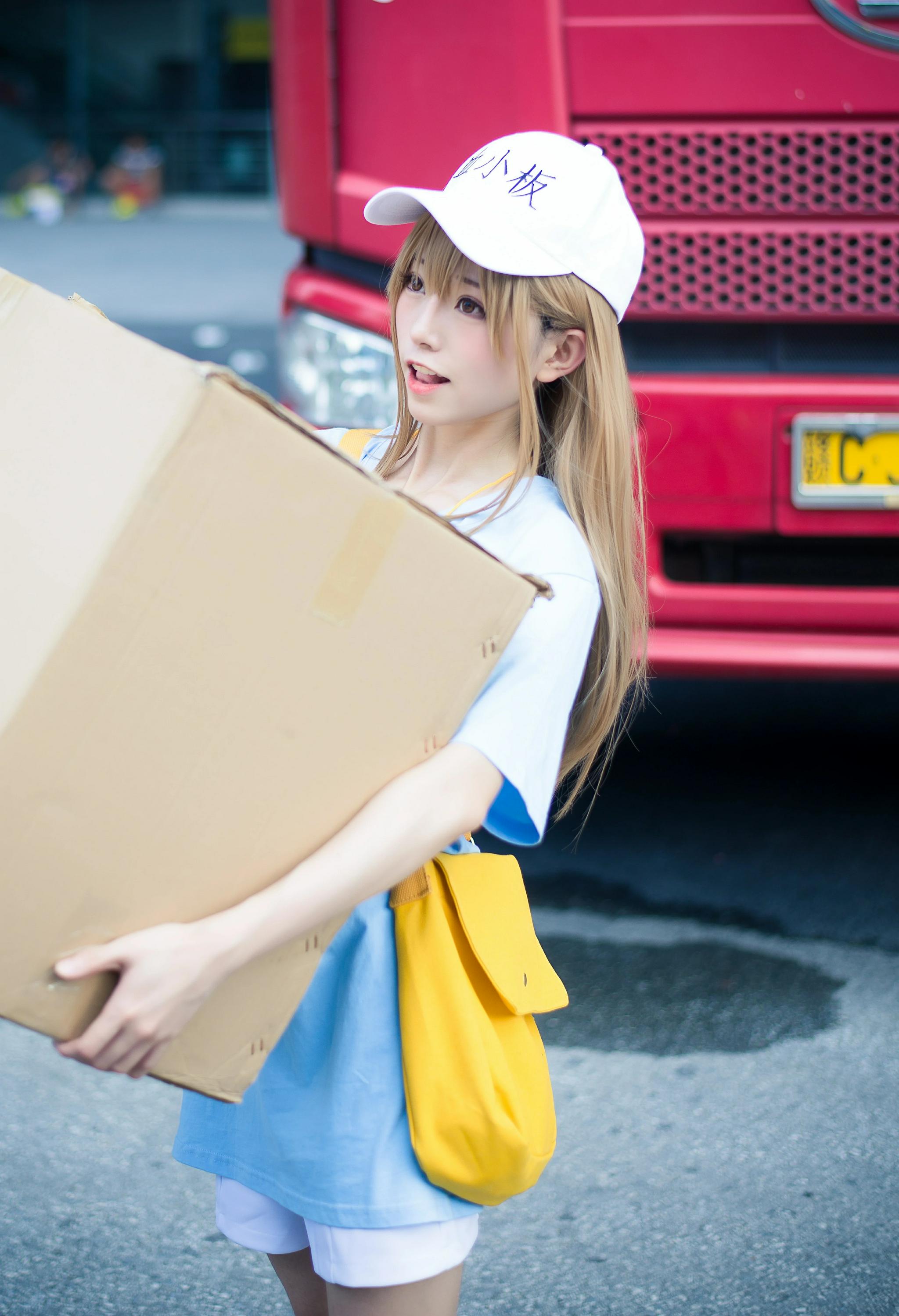 "网红"绮太郎kitaro化身快递员 蓝色连身短袖街拍写真__财经头条