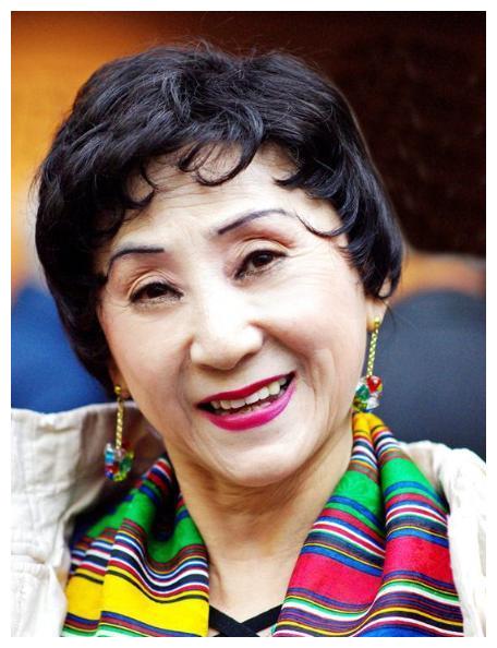 早年,文化事业还不如今天发达的时候,她毅然前往深圳演出,并创办个人