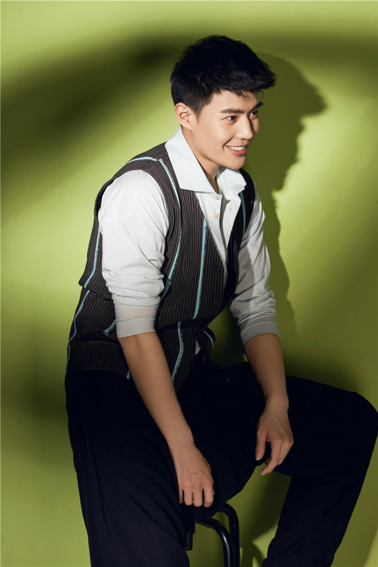 于济玮白色衬衫搭配西装垮裤简约又不失时尚写真_高清图集_新浪网