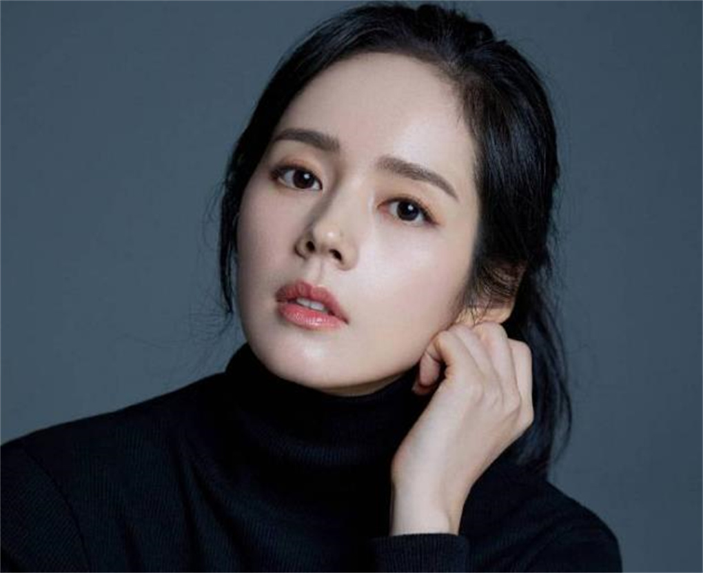从这两张照片里,不难看出韩佳人从小美到大,果然是真正的母胎美女