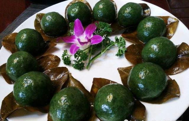 中国特色乡间美食蒿菜粑粑