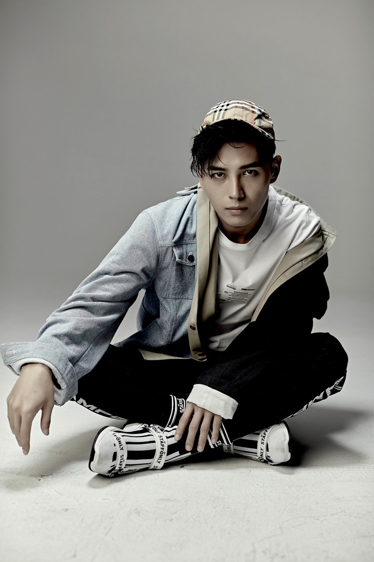 洪尧眼神坚毅电力十足尽显型男魅力时尚感爆棚写真_高清图集_新浪网