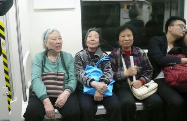 地铁上6岁女孩给奶奶让座,老人嫌弃孩子太慢,将书包扔在地上