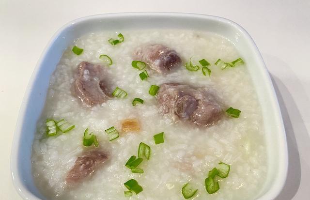 大排档的广式特色咸骨粥_高清图集_新浪网