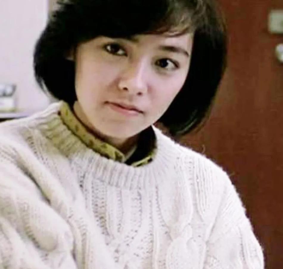 初代神仙姐姐朱宝意老了针织衫搭斜分短发风采大不如前