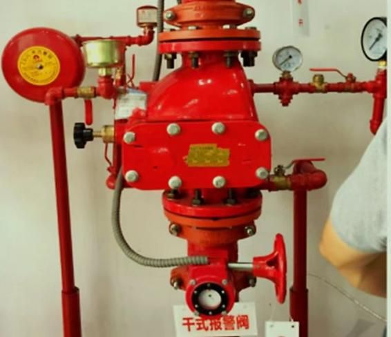 车子右轮胎掉沟了报警有用吗