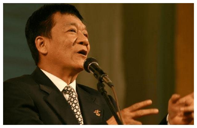 侯耀文在相声方面的天赋是非常高的,从他第一次登台表演时,获得满堂