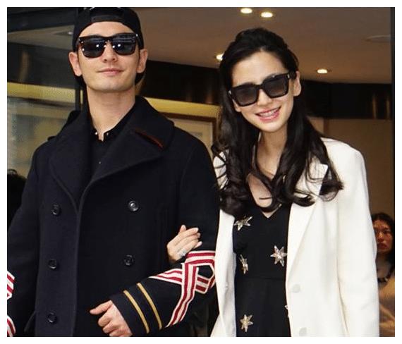 baby带小海绵摘草莓,身穿粉色亲子装,俩人互动让人羡慕!