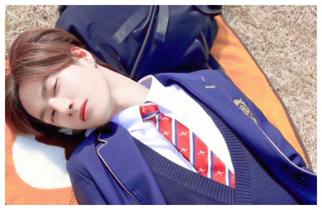 王一博学生照曝光有谁注意他的校服不愧是乐华的太子爷