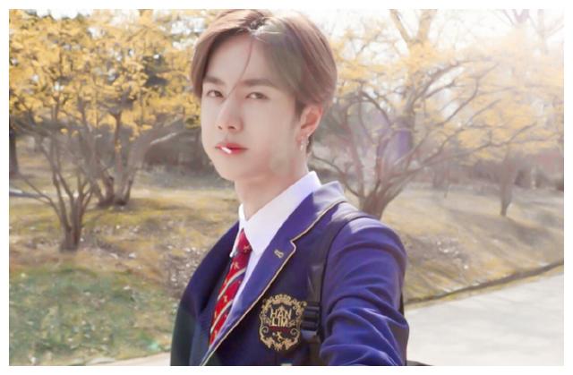 尤其是当时在高中时的学生照也被放了出来,在学校王一博是很多师姐们