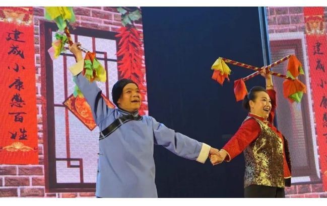 健美等艺术特点,道白多用方言土语和"串串话""顺口溜""叠字""歇后语"