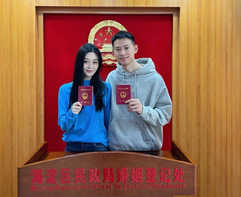 国乒周雨晒结婚证!球迷:别请张继科,怕他挨桌借钱,两人是兄弟|闫安|方博|周雨_新浪新闻
