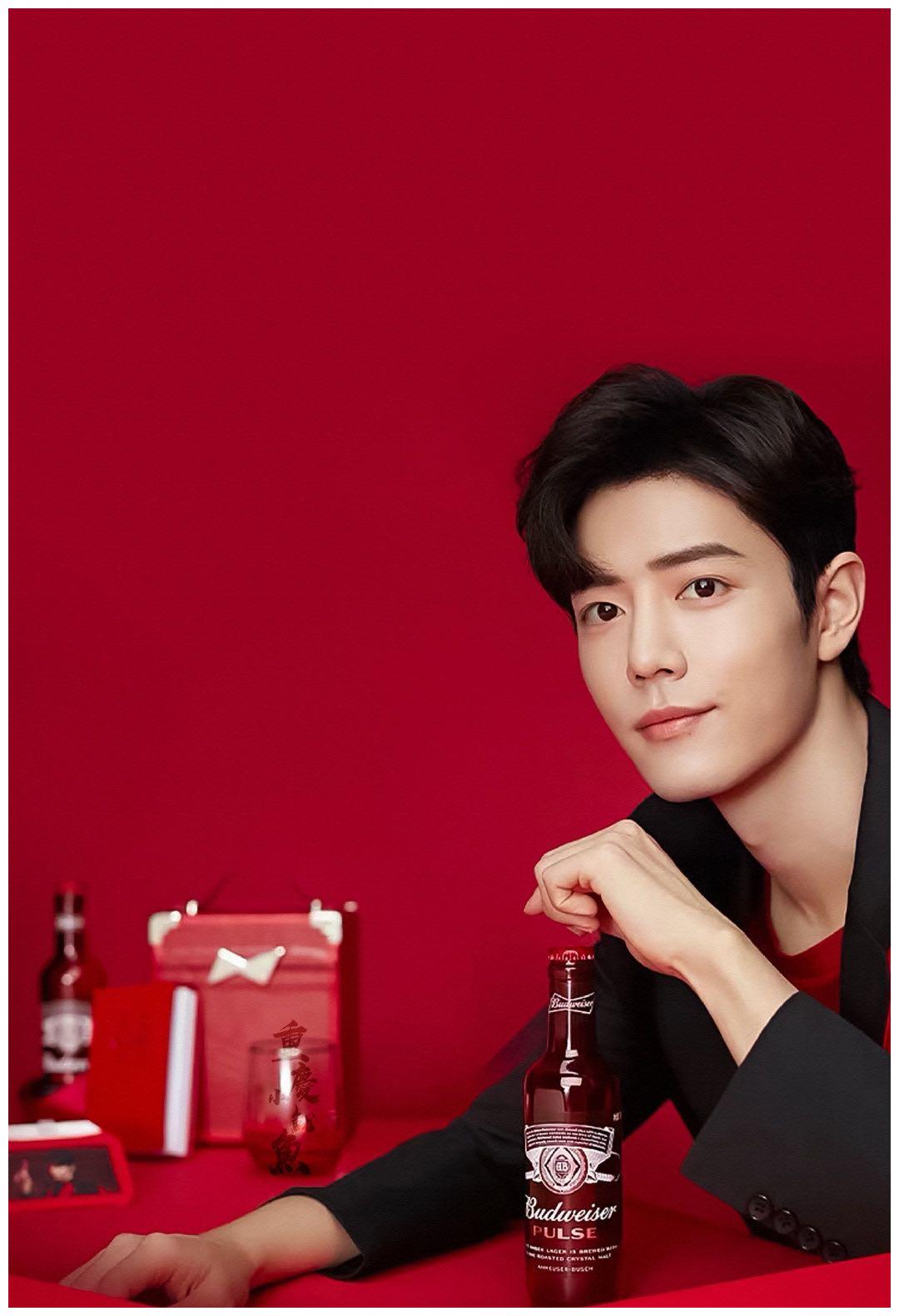 红色t恤太抢镜,产品官宣零点开抢|肖战|百威|物料_新浪新闻