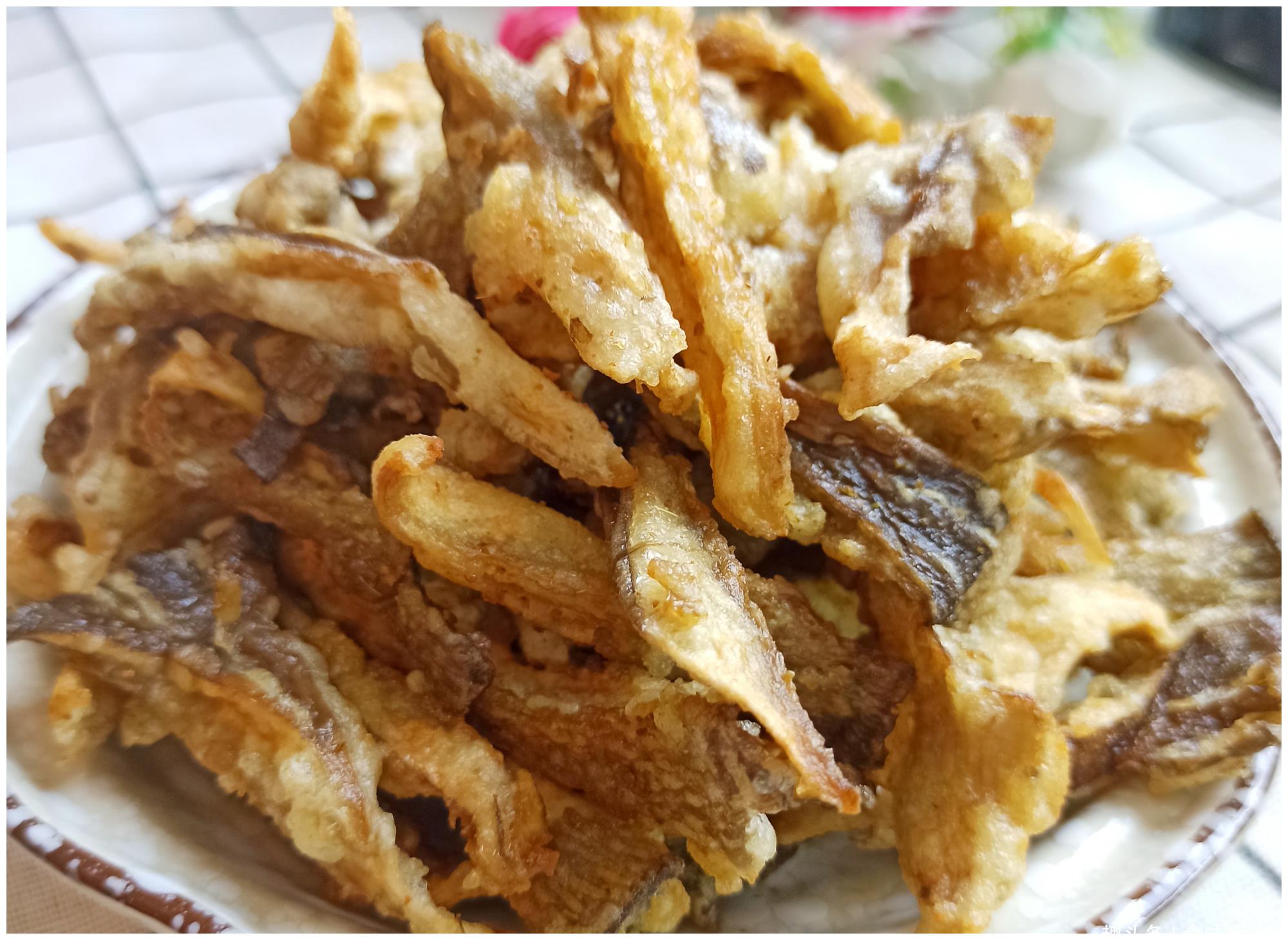 饭店的炸蘑菇为啥好吃?记住3个小技巧,出锅酥脆可口,还不油腻