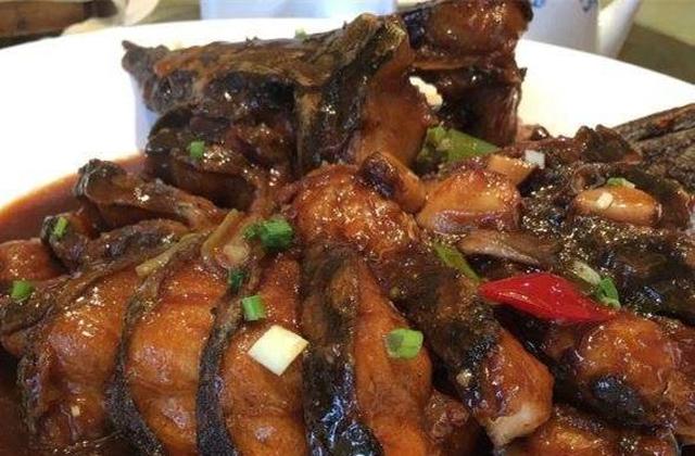 红烧鲟鱼的做法,鱼骨头有嚼劲,肉质鲜嫩