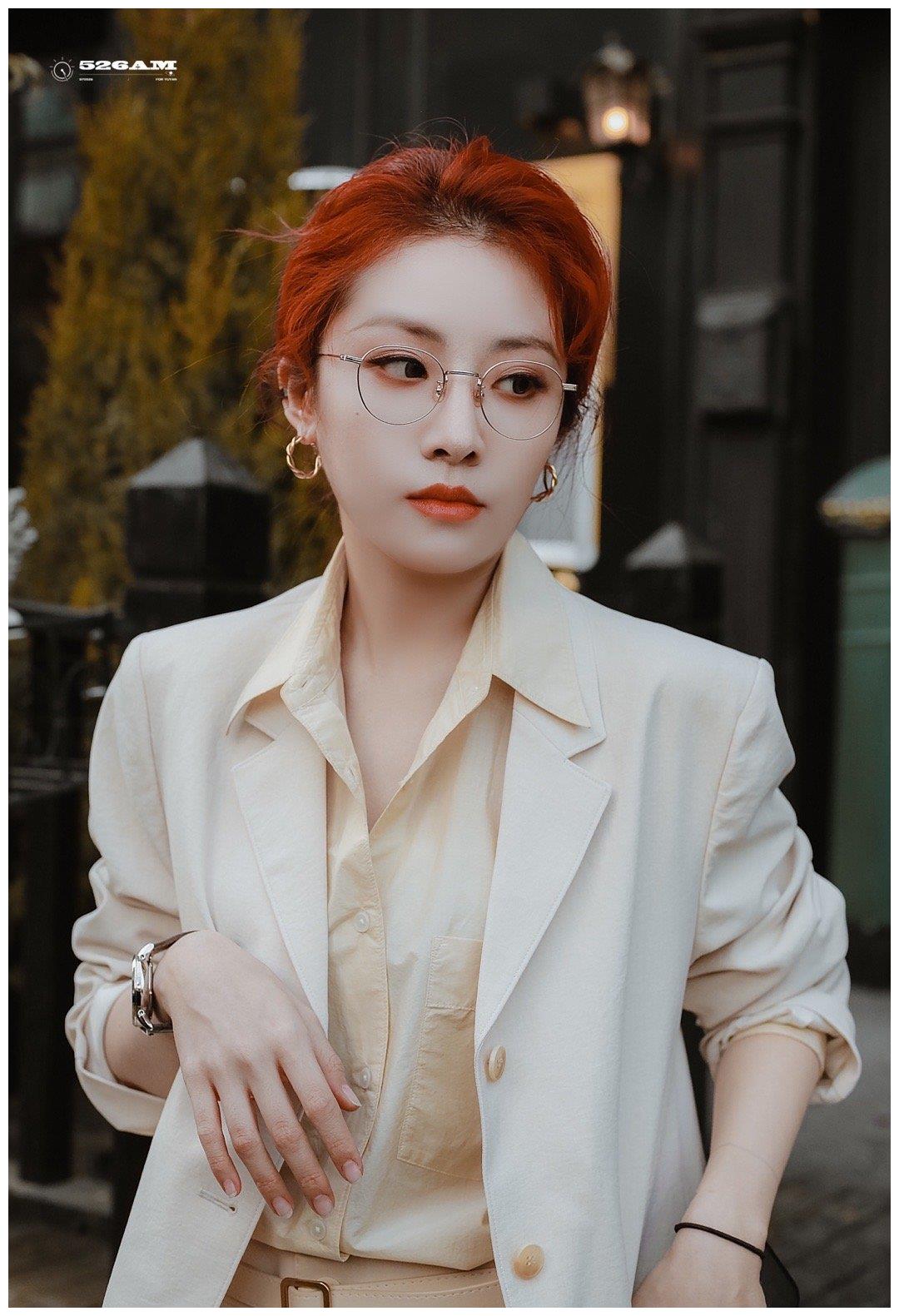 喻言红发金丝边眼镜造型高清美图