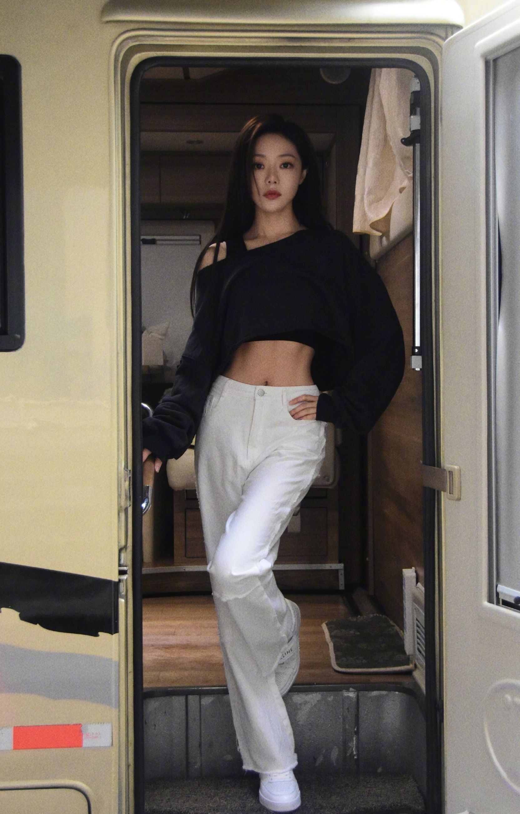 邓家佳晒最新穿搭,黑色背心大秀马甲线,这状态真不像38岁|邓家佳|马甲