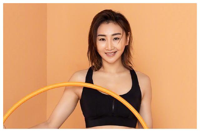 体操冠军何雯娜,晒出孕期和孕后身材对比照,网友:你是魔鬼吗