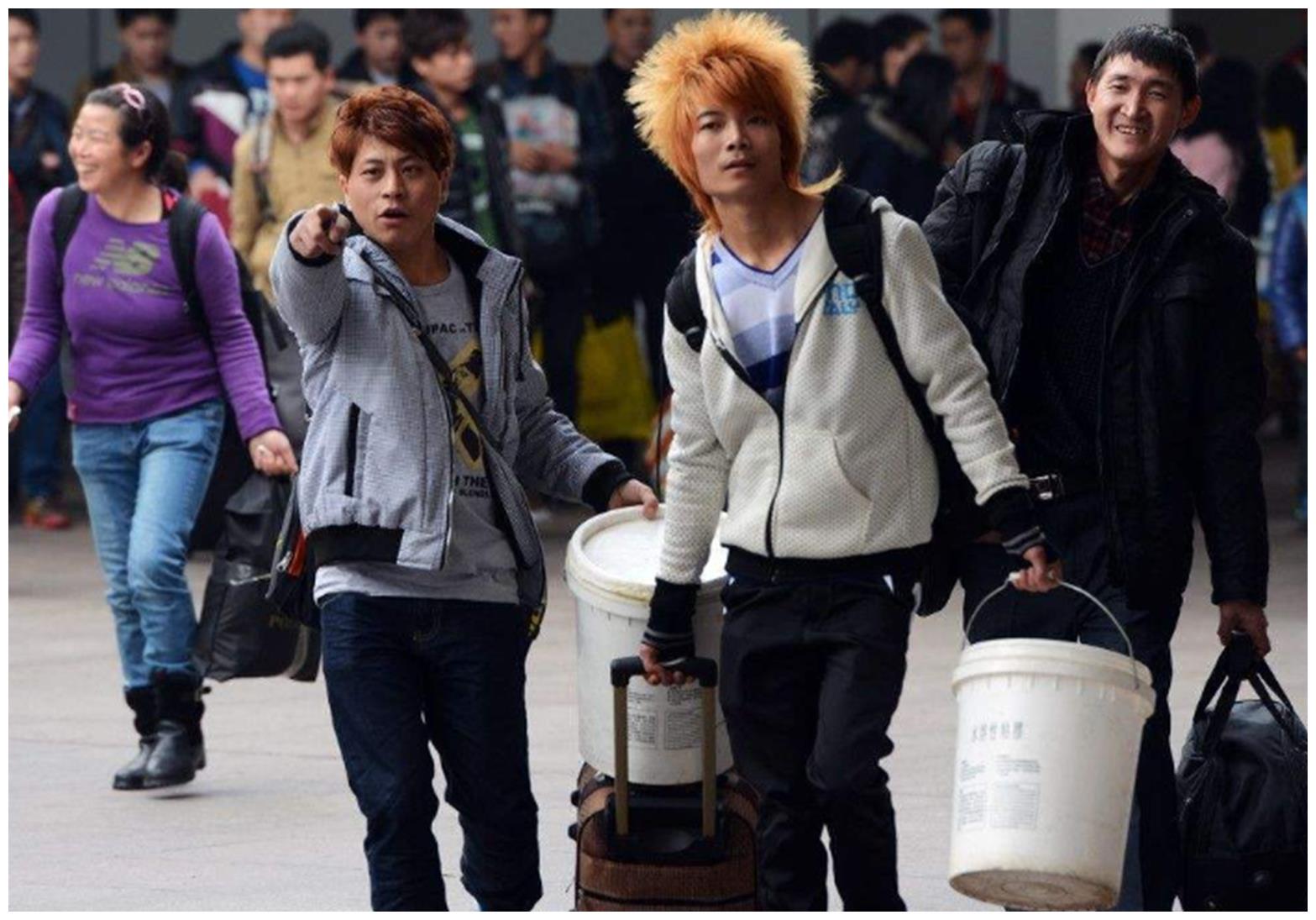 杀马特就是土low辣眼睛?夸张的发型,是边缘青年期待的孔雀翅膀