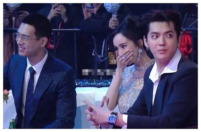 杨幂和赵丽颖同桌全程无交流,却和李现热聊,吴亦凡打闹