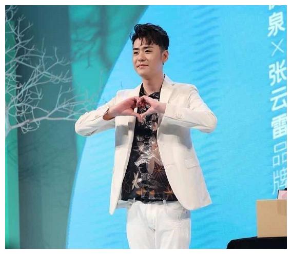 有种"肚脐装"叫张云雷,节目中的舞蹈太妖了,观众:这衣服真小