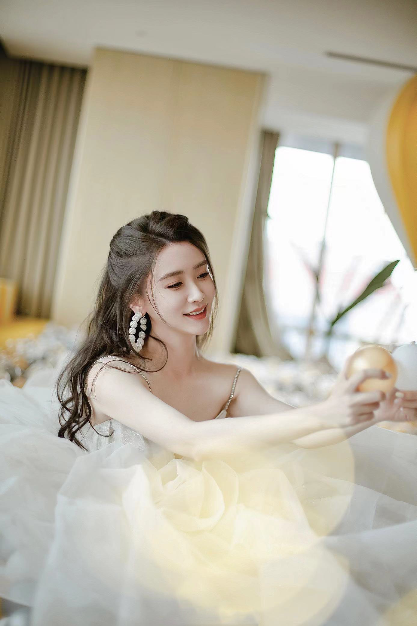 马秋子吊带纱裙造型仙气逼人,搭配自然感长卷发和超大耳环__财经头条