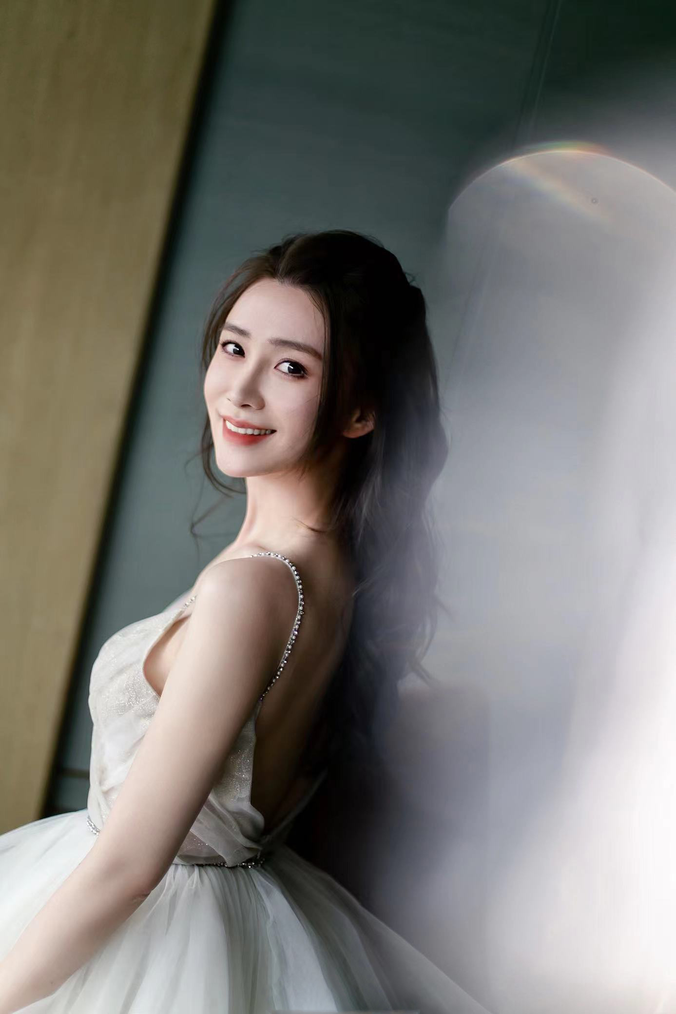 马秋子吊带纱裙造型仙气逼人,搭配自然感长卷发和超大耳环__财经头条