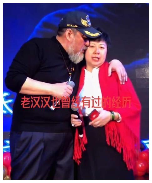 视频中,陆树铭在歌曲开始前与妻子亲密咬耳朵.
