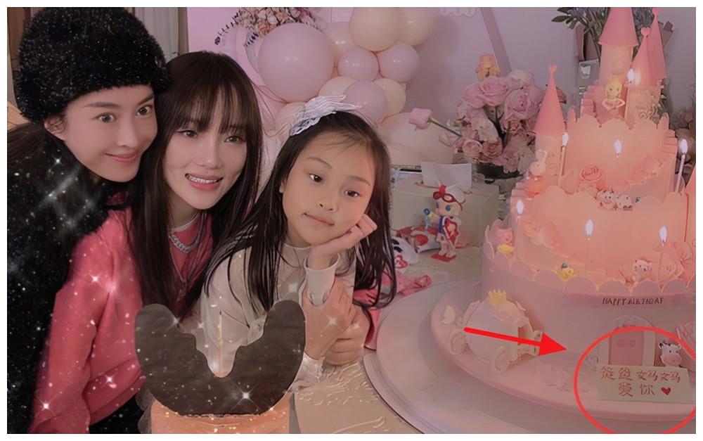 李小璐晒照为甜馨庆生母女俩穿旗袍上演民国风祝福字引人深思