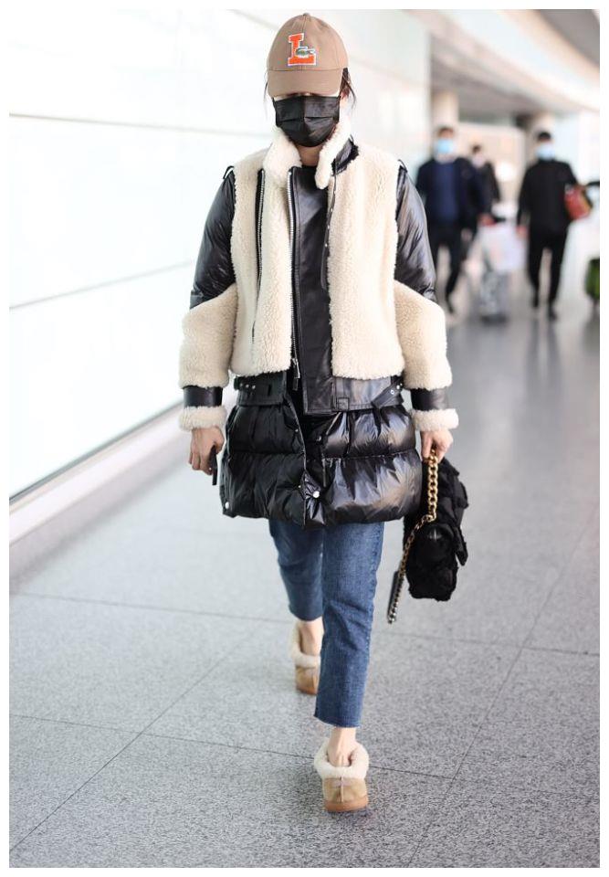 宋佳戴帽穿毛毛羽绒服保暖可爱 摆佛系手势遮脸低调十足