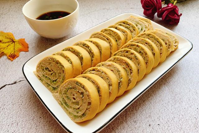 蒸鸡肉卷的时候,我们可以根据自己的口味做一个酱汁,我的酱汁也是没有