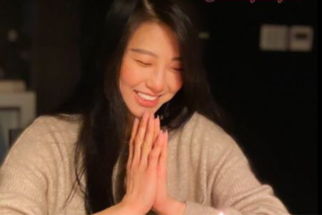 中,赖弘国一身黑色look,状态相当可以,镜头里的他都是微笑带着暖意