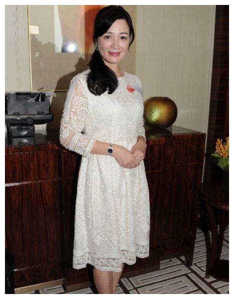 44岁陈少霞穿旗袍风韵身材一览无遗,一旁富豪老公如同两代人!