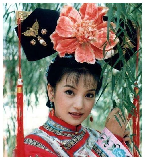在《甄嬛传》中也经常见这种头饰.但是,这是错误的打扮.