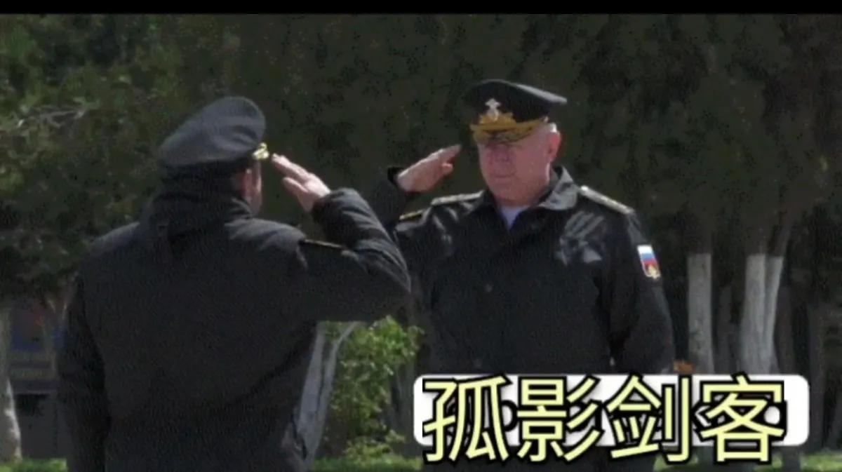 俄海军司令慰问莫斯科号幸存的士兵：舰员站成两排，大约有100人休闲区蓝鸢梦想 - Www.slyday.coM