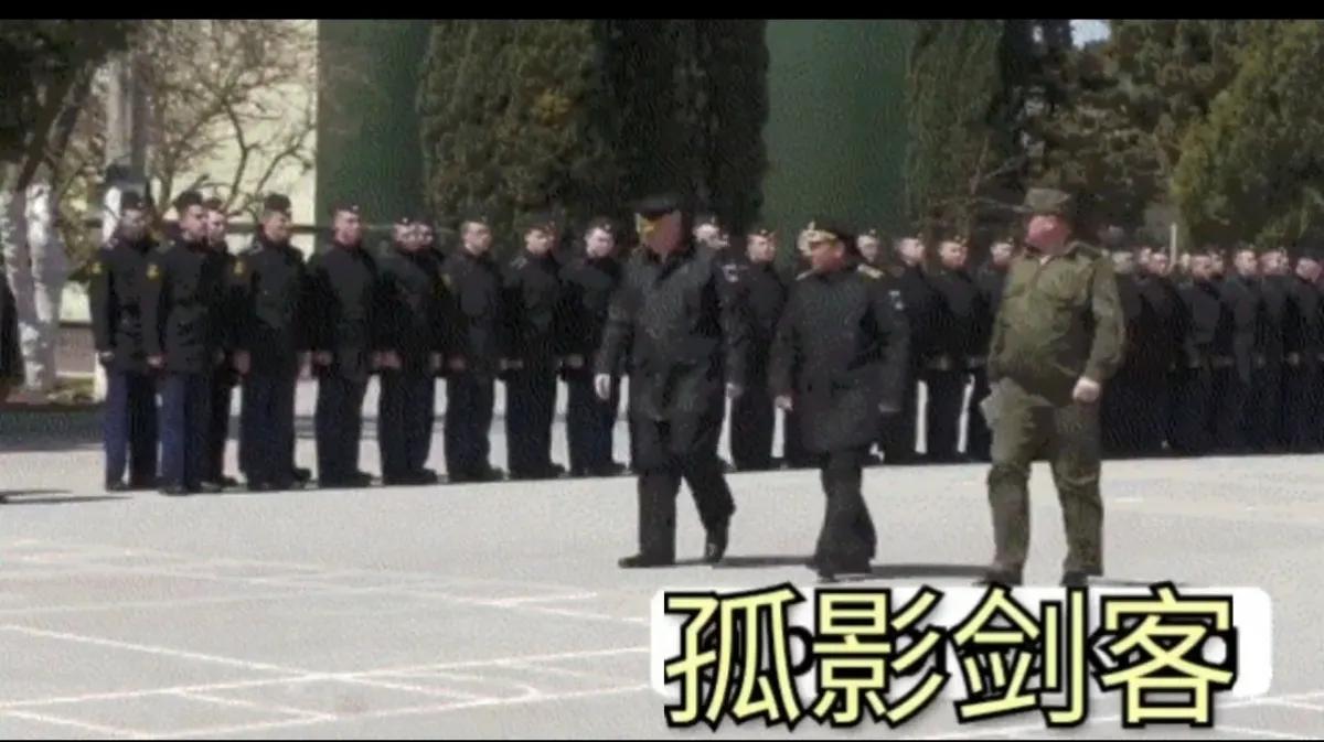 俄海军司令慰问莫斯科号幸存的士兵：舰员站成两排，大约有100人休闲区蓝鸢梦想 - Www.slyday.coM