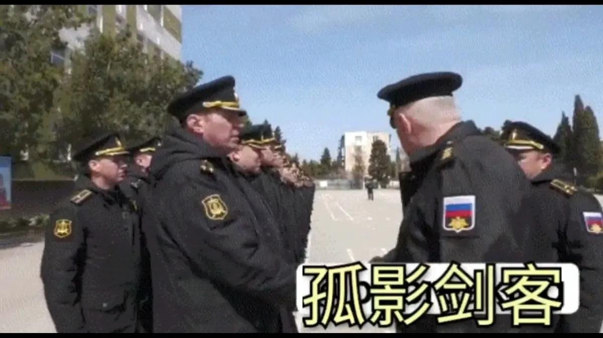 俄海军司令慰问莫斯科号幸存的士兵：舰员站成两排，大约有100人休闲区蓝鸢梦想 - Www.slyday.coM