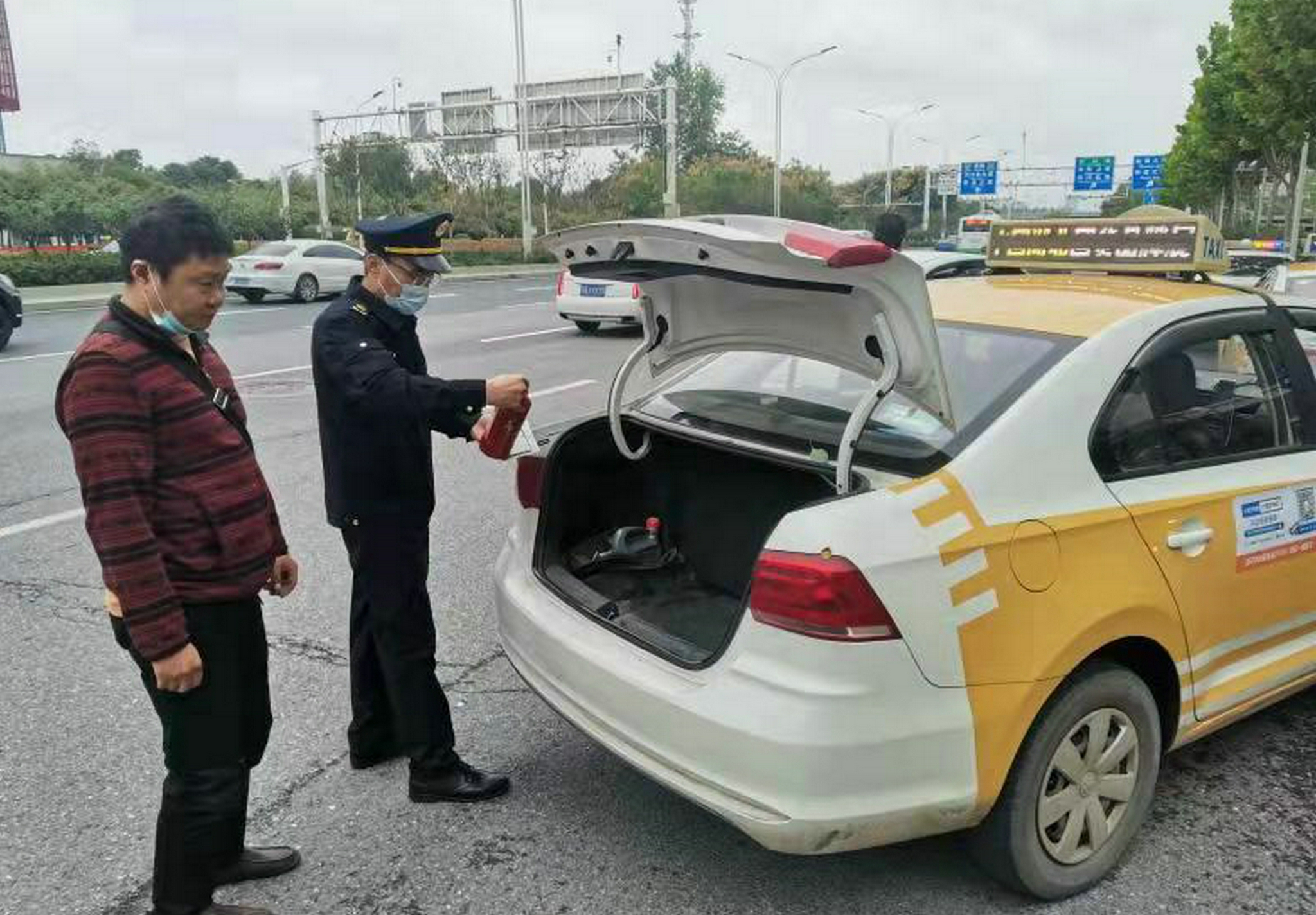 武汉市江岸区运管部门与出租车公司联合检查 规范出租车营运秩序|江岸