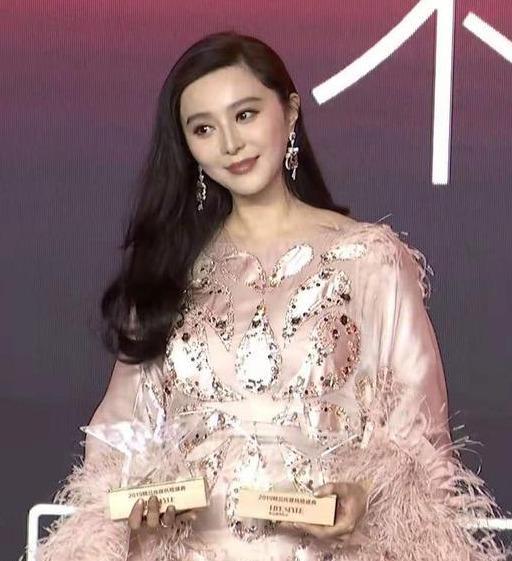 范冰冰复出红毯首秀挽回霸主,一袭香槟羽毛裙力压钟楚曦一众女星