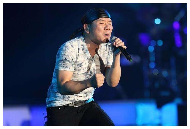 他说"口渴",歌迷扔200多瓶水上台,从此北京演唱会禁带瓶装水