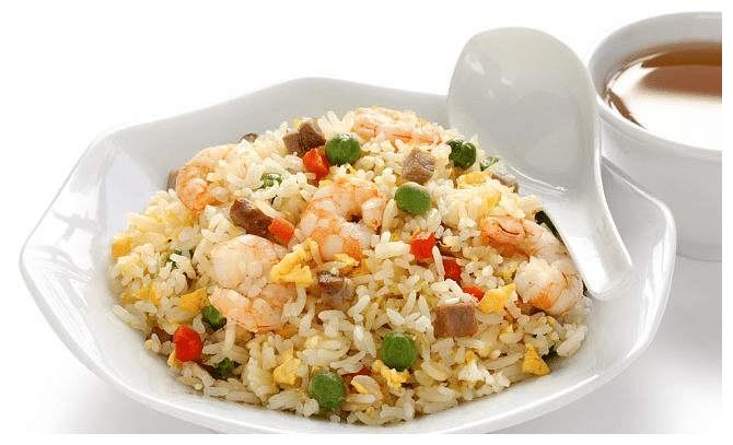 剩饭别再倒了,加一个海鸭蛋炒出一碗香喷喷的炒饭