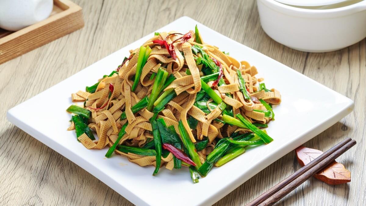 这道菜就是韭菜炒豆腐皮,做法简单,鲜香味美,重要的是营养均衡,越吃越