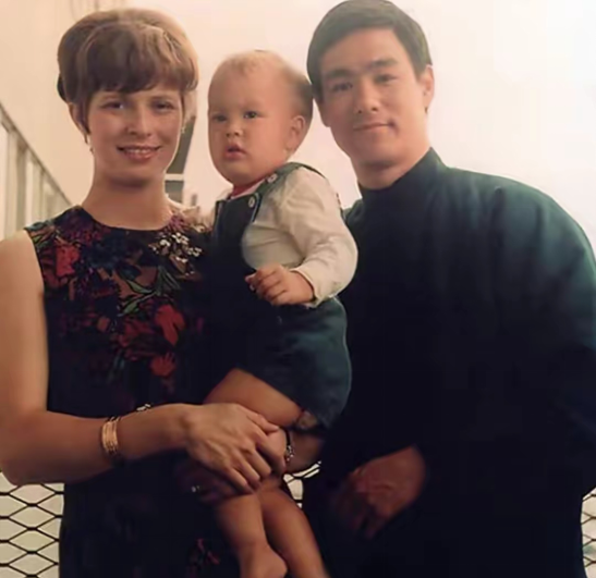 三婚丈夫和儿孙聚会,打扮华贵气质优雅|李小龙|李香凝|遗孀_新浪新闻