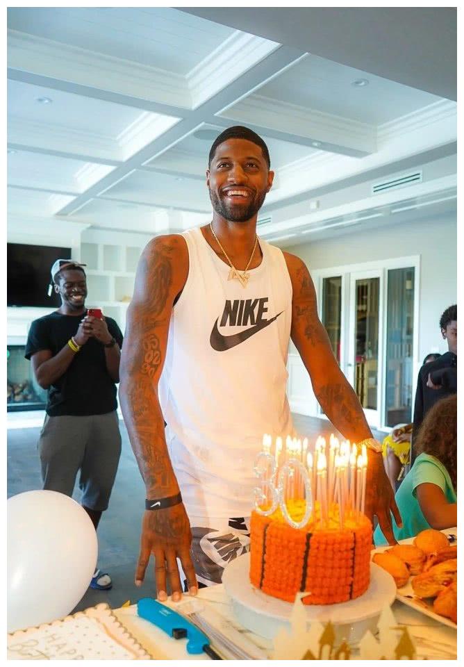 保罗乔治生日夜女友晒照送祝福一家四口十分恩爱幸福