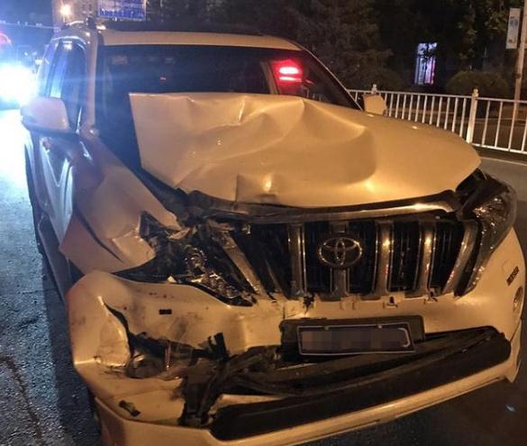 普拉多撞上大客车,看到受损情况,还以为是自己眼花了|大客车|丰田