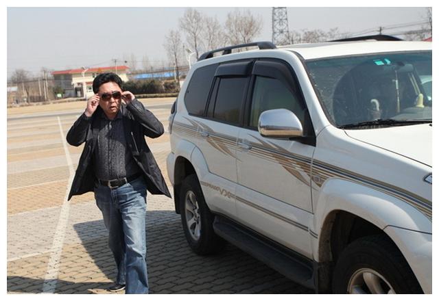 在德云社的成员当中开着豪车的人不在少数,像是郭德纲的奔驰,岳云鹏的