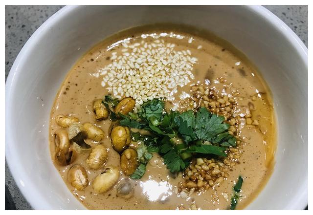 八【京津冀最爱的芝麻酱料碟】食材:芝麻酱半碗,韭菜花1汤匙,豆腐乳1