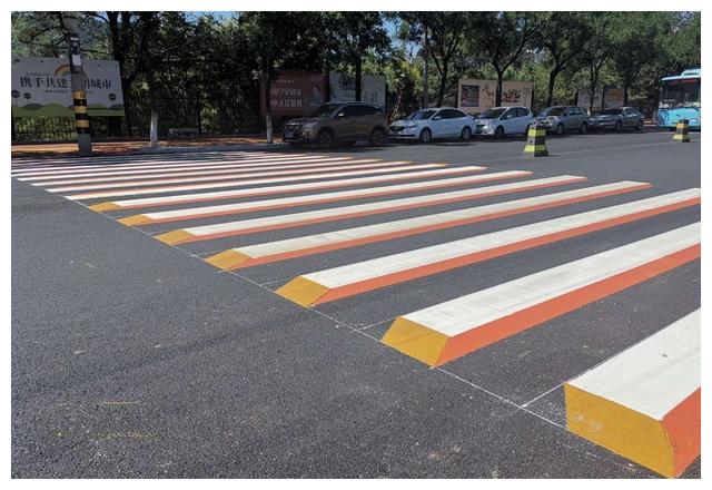 彩色立体斑马线亮相港城!提醒车辆礼让行人